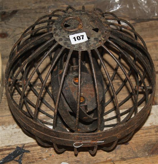 Ships gimble: oil lamp